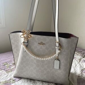 𝘊𝘰𝘢𝘤𝘩 𝘊𝘪𝘵𝘺 𝘛𝘰𝘵𝘦🤍